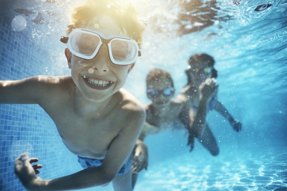 consejos cuidar los ojos en la piscina